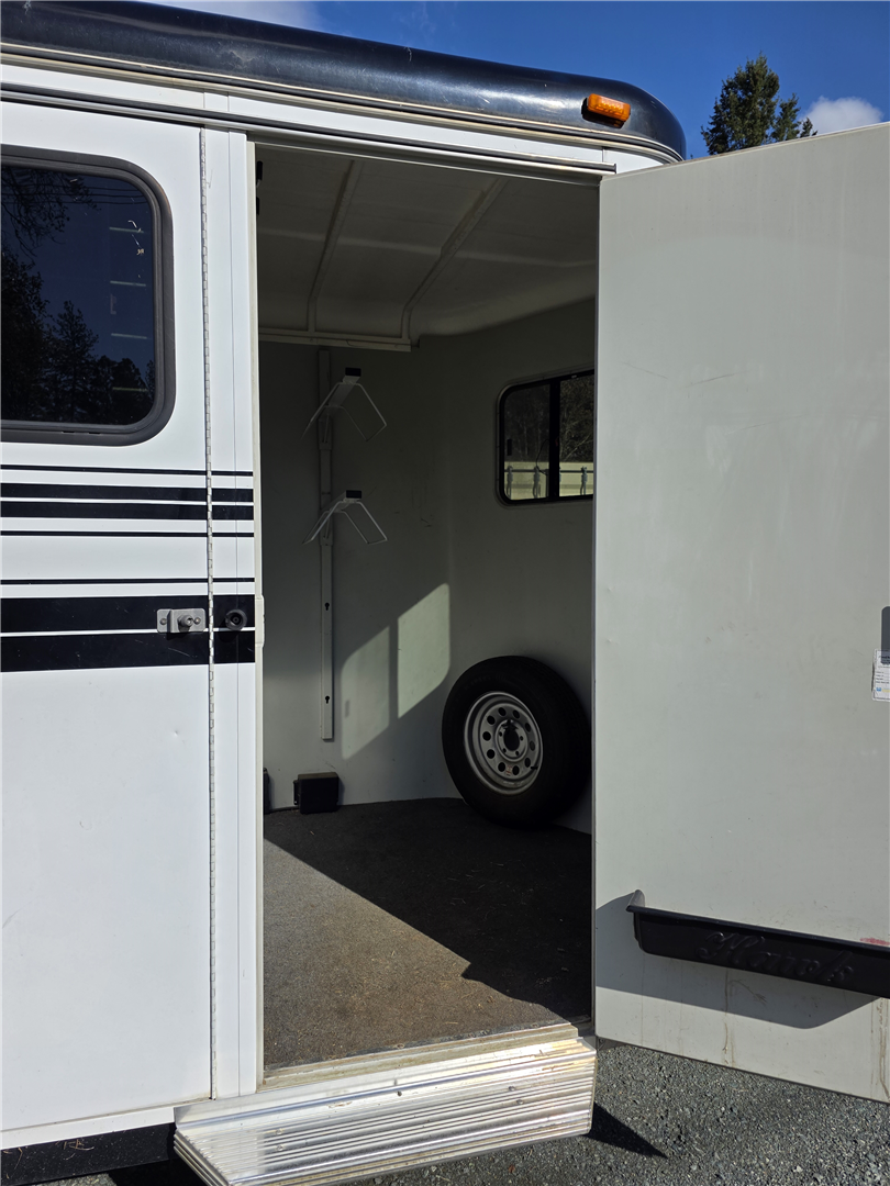 2011 Hawk Trailers AT-17-2 Bumper Pull Horse Trailer - Image 9