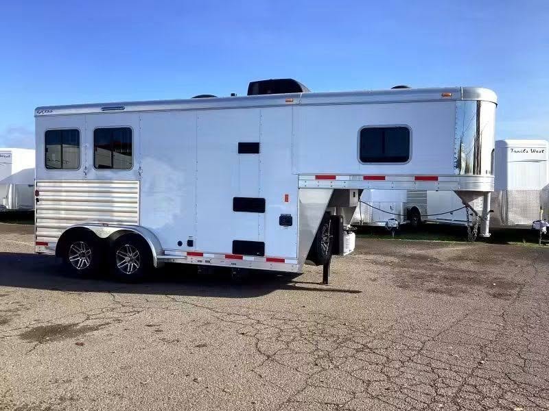 2019 Exiss Escape 7204 2 Horse Weekender Gooseneck Trailer - Image 15