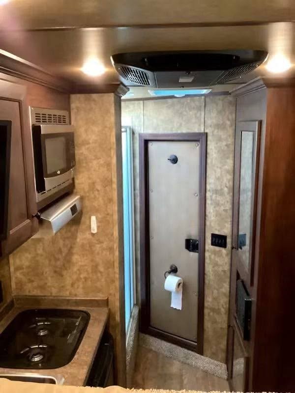 2019 Exiss Escape 7204 2 Horse Weekender Gooseneck Trailer - Image 10