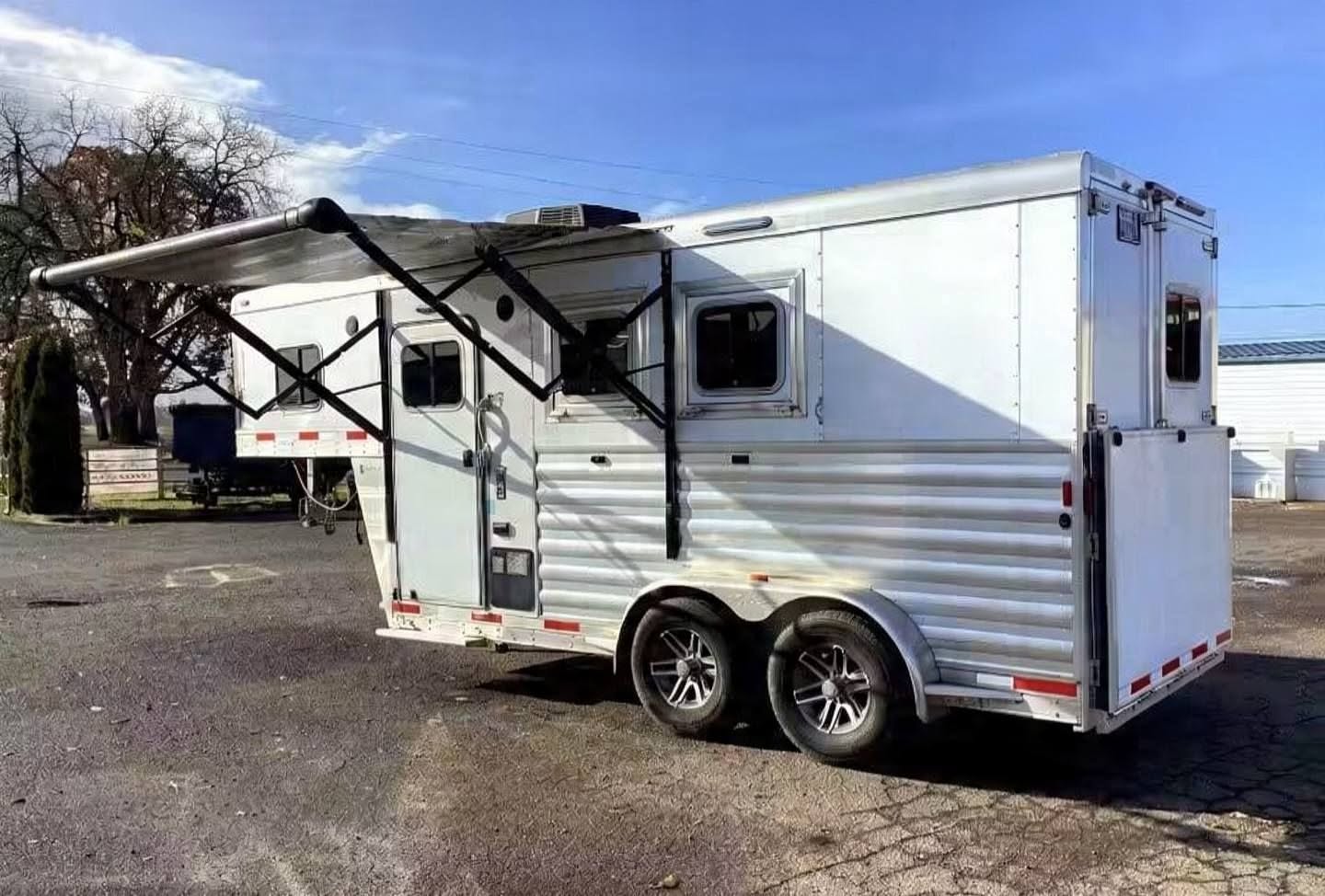 2019 Exiss Escape 7204 2 Horse Weekender Gooseneck Trailer