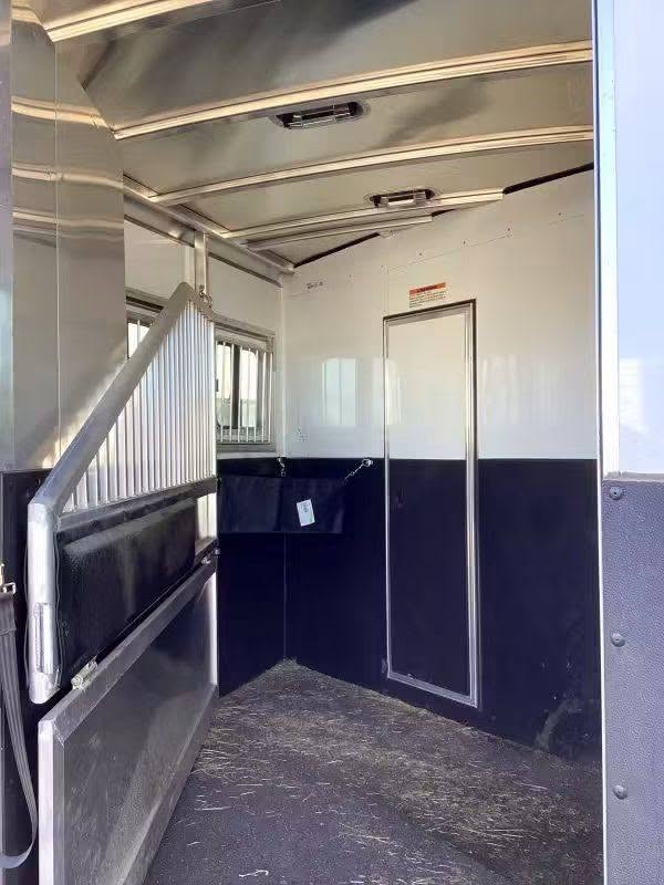 2019 Exiss Escape 7204 2 Horse Weekender Gooseneck Trailer - Image 4