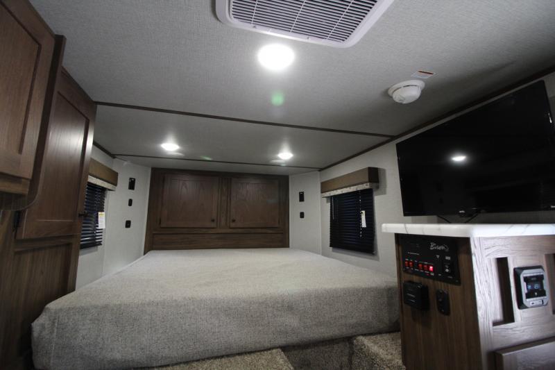 2025 Bison Silverado 7W 2 Horse Slant Load Gooseneck Trailer - Image 5