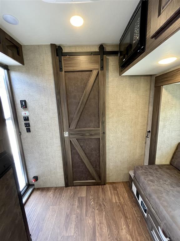 2024 Shadow 69186S 2 Horse Slant Load Gooseneck Trailer with Living Quarters - Image 20
