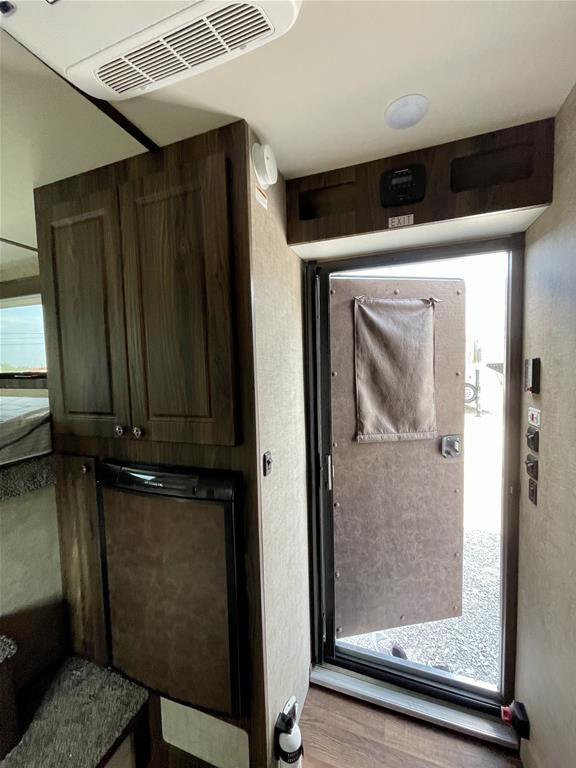2024 Shadow 69186S 2 Horse Slant Load Gooseneck Trailer with Living Quarters - Image 13